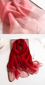 Nahaufnahme der leichten rosa Seidenschal-Textur mit Goldlinie und weichem Glanz