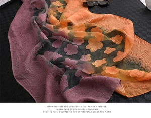 Détail du châle en soie dégradé avec broderie florale 3D et franges élégantes