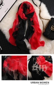 Détail de l'écharpe en dégradé rouge et noir avec broderie florale et texture délicate