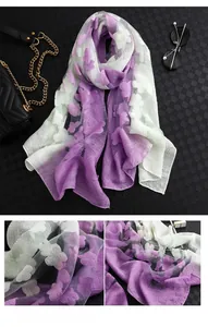 Détail du foulard en soie dégradé violet et blanc avec broderie florale en 3D