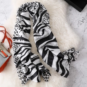 Elegante bufanda de seda sintética con estampado animal de cebra y leopardo en blanco y negro