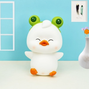 Nahaufnahme des niedlichen Enten-Nachtlichts mit Frosch-Stirnband und weichen Details