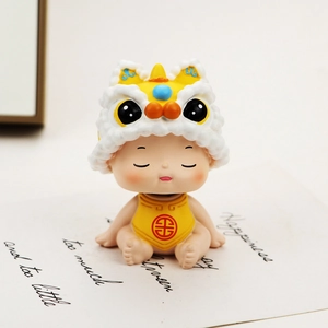 Primer plano detallado de una figura de bebé de danza del león chino con gorro amarillo
