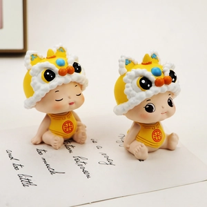 Primer plano de figuras chinas de danza del león con sombreros amarillos y grabado