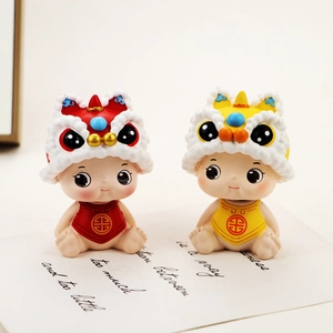 Detalle de figuras de bebés de danza del león rojas y amarillas con motivos chinos clásicos