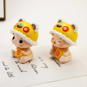 Detalle macro de lindas figuras de tigre chino con carácter Fu dorado y luz suave