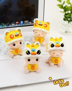 Primer plano de cuatro muñecos de tigres y leones de estilo chino sobre una computadora
