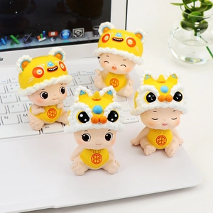 Lindas figuras para el tablero del coche con cuatro bebés tigre y sombreros amarillos