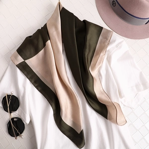 Écharpe élégante en soie géométrique olive et champagne avec accessoires chic