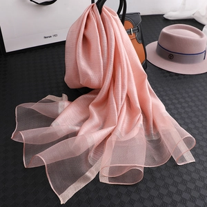 Eleganter langer rosa Seidenschal mit Goldglitzer-Fäden und Luxus-Accessoires
