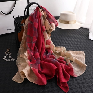 Élégant châle long en soie avec broderie florale et dégradé de rouge et beige