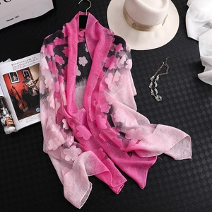 Châle élégant dégradé rose pour femmes avec broderies florales délicates appliquées