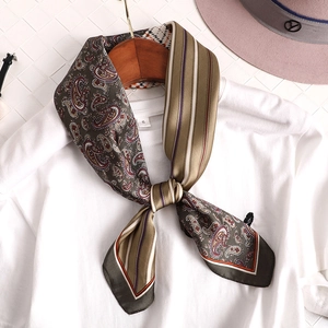 Détail d'un foulard en imitation soie avec motif paisley et design vintage élégant