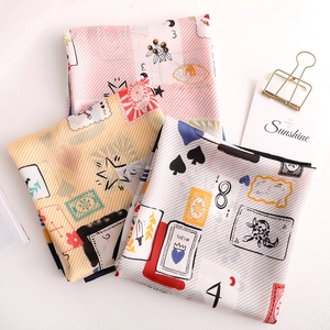 Foulards élégants en soie satinée avec motifs à carreaux et fleurs en divers styles