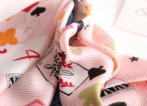 Gros plan d'un foulard en soie aux motifs de poker rayés et texture lisse et douce