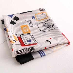 Vue détaillée d'un foulard satiné avec motifs de poker, couronne et texte Trésor