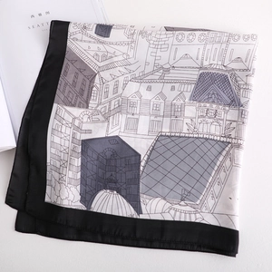Détail de l'imprimé d'architecture vintage sur un foulard en soie élégant et lisse