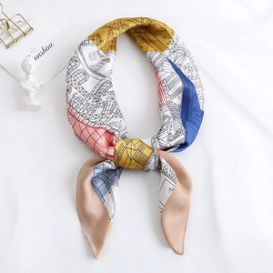 Gros plan détaillé d'un foulard carré en soie satinée avec imprimé géométrique élégant