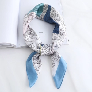 Vue détaillée d'un foulard en soie avec motifs géométriques et boucle métallique élégante