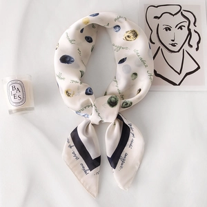 Foulard en soie artistique avec motifs de galets abstraits et écriture française