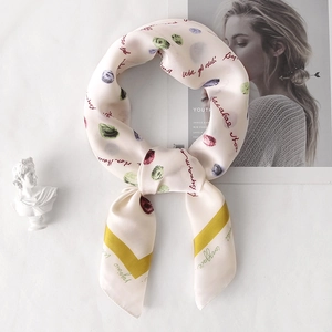 Écharpe élégante en soie avec pois abstraits colorés et touches de jaune sur magazine