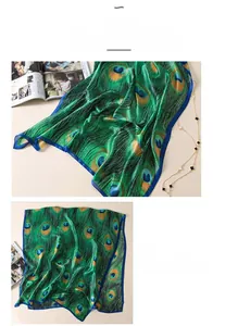 Détail d'un foulard en soie avec imprimé plume de paon et tissu satiné vert émeraude