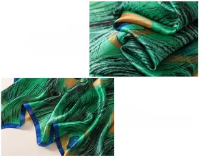 Détail d'un foulard en soie avec imprimé plumes de paon et couture fine des bords