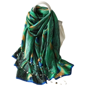 Écharpe en soie à motif plume de paon avec chaîne trèfle et perles sur sac blanc