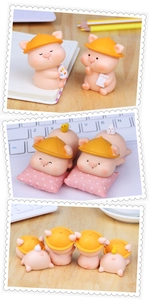 Figurines de cochons roses mignons avec chapeaux de soleil en diverses poses