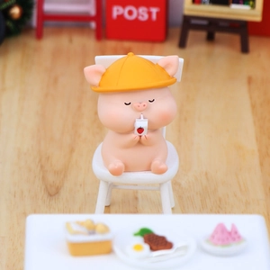 Figurine cochon rose mignonne avec chapeau jaune et jus de fraise pour bureau