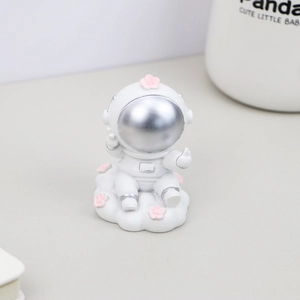 Niedliche Astronautenfigur auf Kirschblütenwolke für Heim und Autodekoration
