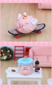 Détails macro de figurines de cochon rose mignon en résine avec skateboard sur mini meubles