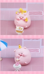 Gros plan de figurines de cochons roses avec gâteau et couronne pour décor de bureau