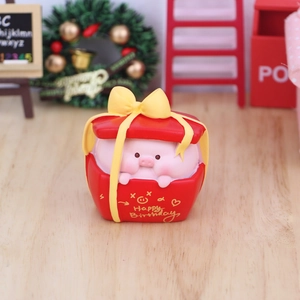 Petit cochon rose mignon dans une boîte cadeau rouge avec un nœud jaune et joyeux anniversaire