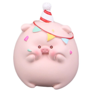 Mignonne figurine de cochon rose en résine avec chapeau de fête sur fond blanc pur