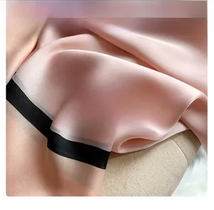 Detailaufnahme von rosa Kunstseide-Schalstoff mit elegantem schwarzem Kontrast-Saum