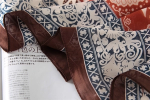 Gros plan détaillé d'une écharpe ethnique à motifs cachemire sur un magazine de mode