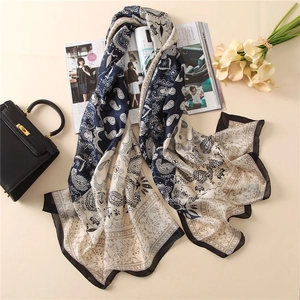 Écharpe élégante à motif cachemire bleu marine et beige avec magazine et sac à main
