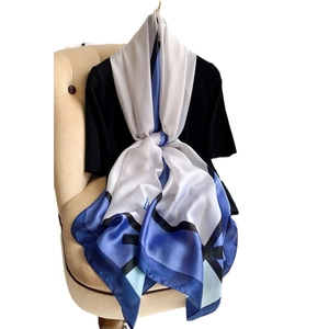 Eleganter Seidenschal für Damen mit geometrischem blau-weißem Schleifendruck
