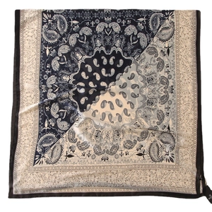Carré de soie ethnique aux motifs cachemire bleu marine et beige, style bohème