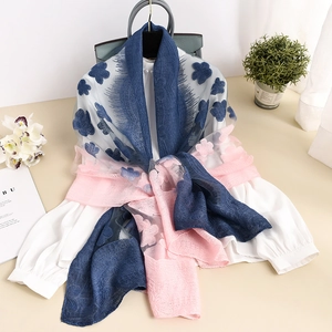 Sciarpa in pizzo blu navy e rosa con ricamo floreale e sfumatura elegante in tulle