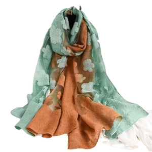 Sciarpa traforata in pizzo con rosa sfumata e ricamo floreale 3D elegante da donna