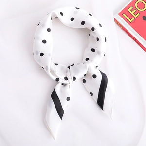 Foulard en satin de soie à pois pour femmes avec pois noirs et bordure rayée sur blanc