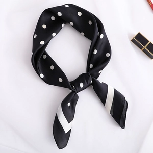 Élégant foulard en soie à pois noirs et blancs pour femmes avec détails rayés classiques