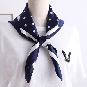 Foulard en satin bleu marine à pois blancs avec rayures élégantes pour femme