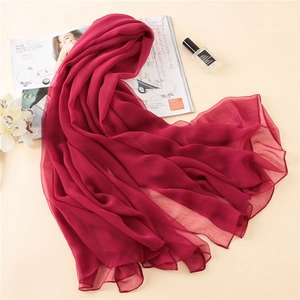 Detaillierte Flachbildaufnahme eines burgunderroten Chiffon-Sonnenschutzschals mit Naht