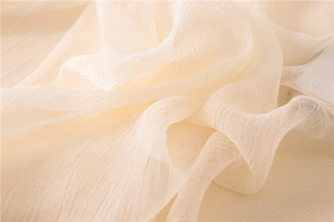 Detailaufnahme eines eleganten cremefarbenen Seidenschals mit Crinkle-Struktur und Mesh