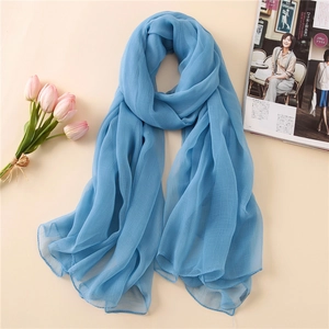Eleganter hellblauer Sonnenschutz-Schal für Damen, weicher leichter Herbst-Seidenschal