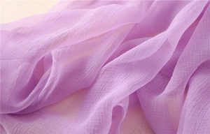 Detail-Makroansicht des eleganten hellvioletten Sonnenschutzschals mit Plissee-Struktur
