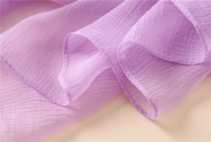 Detailansicht von hellviolettem plissiertem Chiffonstoff mit feiner Textur und weichem Fall